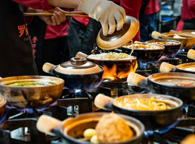 九游娱乐:《砂锅菜发展报告2024》发布:砂锅菜迎来风口期热潮席卷餐饮行业(图11)