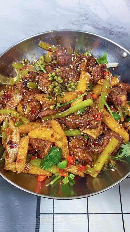 九游娱乐：《干锅排骨：辣而不燥香飘四溢(图4)