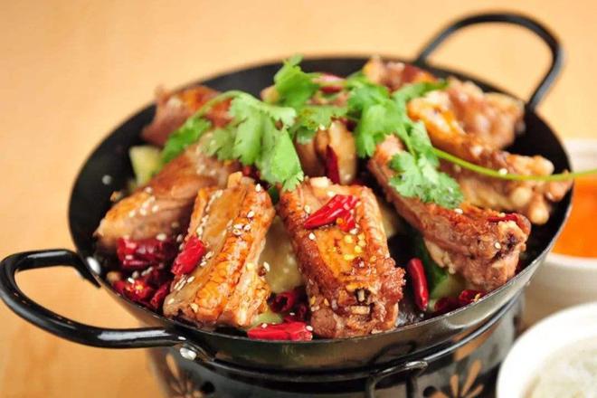 九游娱乐：《干锅排骨：辣而不燥香飘四溢(图5)