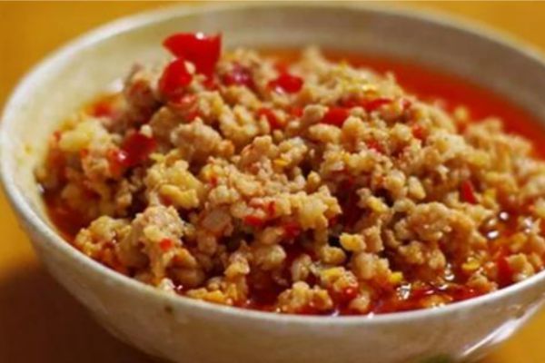 在四川的众多美食佳着中炒臊子成为了家家户户餐桌上的常客(图1)