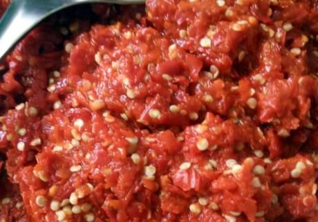 九游娱乐：在家自制豆瓣酱农村大叔用了30年的秘制方子红亮油润味香醇(图1)