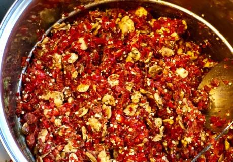 九游娱乐：在家自制豆瓣酱农村大叔用了30年的秘制方子红亮油润味香醇(图2)