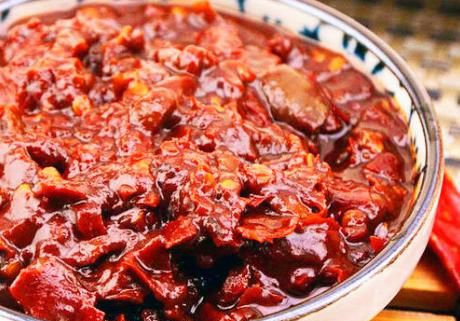 九游娱乐：在家自制豆瓣酱农村大叔用了30年的秘制方子红亮油润味香醇(图3)