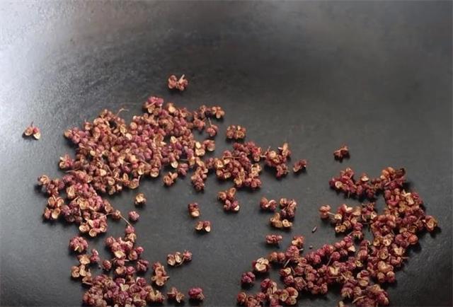 九游娱乐：做豆瓣酱的季节到了20年秘制配方告诉你做法简单一年不怕坏(图4)