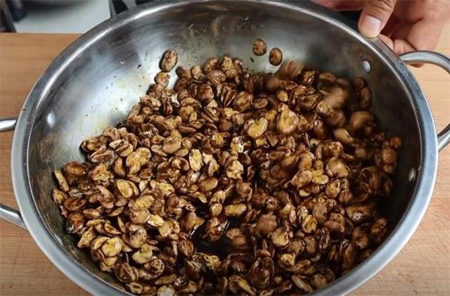 九游娱乐：做豆瓣酱的季节到了20年秘制配方告诉你做法简单一年不怕坏(图3)