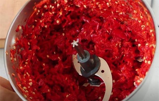 九游娱乐：做豆瓣酱的季节到了20年秘制配方告诉你做法简单一年不怕坏(图7)