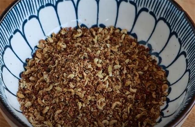 九游娱乐：做豆瓣酱的季节到了20年秘制配方告诉你做法简单一年不怕坏(图5)