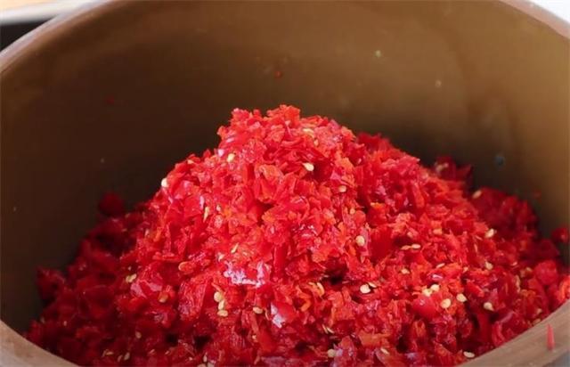 九游娱乐：做豆瓣酱的季节到了20年秘制配方告诉你做法简单一年不怕坏(图8)