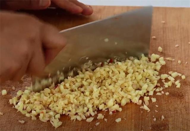 九游娱乐：做豆瓣酱的季节到了20年秘制配方告诉你做法简单一年不怕坏(图9)