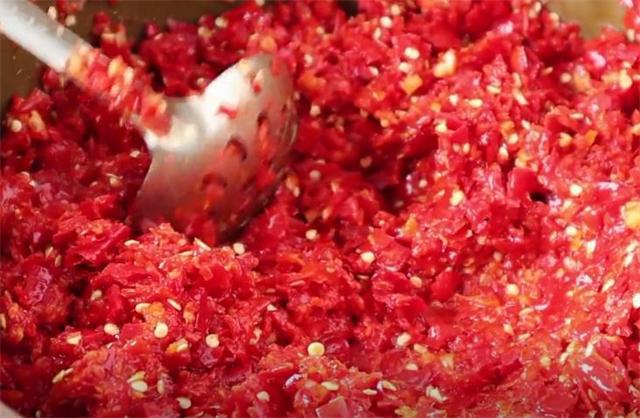 九游娱乐：做豆瓣酱的季节到了20年秘制配方告诉你做法简单一年不怕坏(图10)