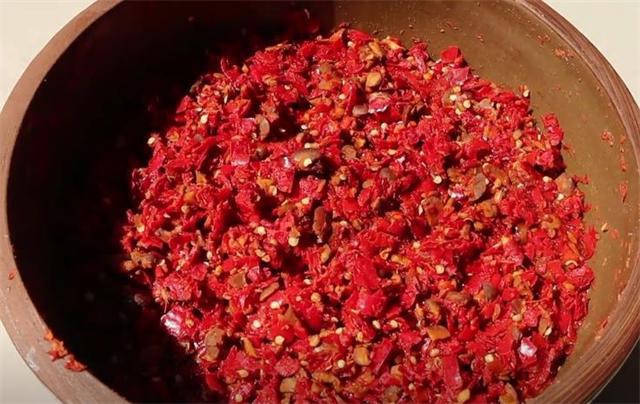 九游娱乐：做豆瓣酱的季节到了20年秘制配方告诉你做法简单一年不怕坏(图12)