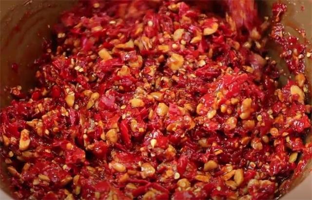 九游娱乐：做豆瓣酱的季节到了20年秘制配方告诉你做法简单一年不怕坏(图13)