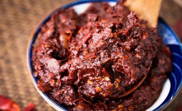 九游娱乐文化：家家必备的豆瓣酱配方比例告诉你味道醇厚辣味足放一年不坏(图1)