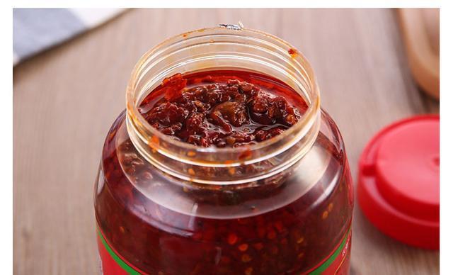 九游娱乐文化：家家必备的豆瓣酱配方比例告诉你味道醇厚辣味足放一年不坏(图2)
