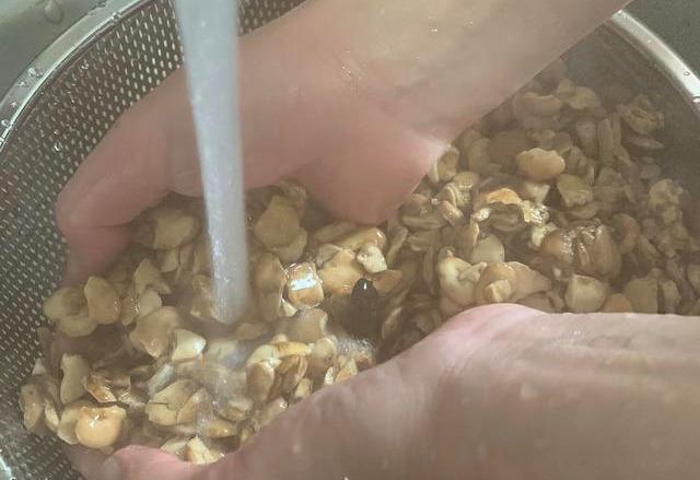 九游娱乐文化：家家必备的豆瓣酱配方比例告诉你味道醇厚辣味足放一年不坏(图3)