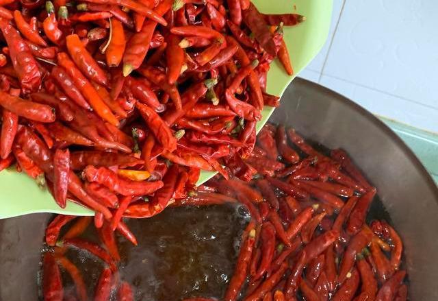 九游娱乐文化：家家必备的豆瓣酱配方比例告诉你味道醇厚辣味足放一年不坏(图5)