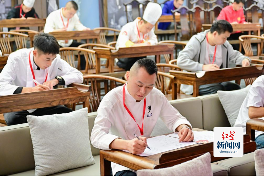 提高烹饪技艺水平促进美食之都建设——2024年锦江区中式烹调师技能比赛举行(图2)