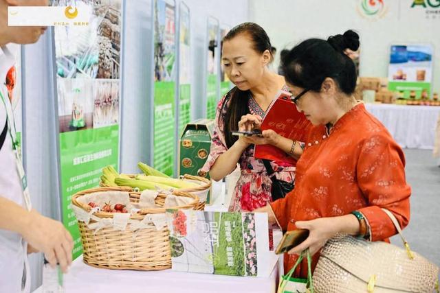 走进成都农博会主会场郫都区全力拓展农产品市场(图1)