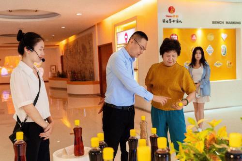 九游娱乐文化:中国烹饪协会会长杨柳莅临欣和企业参观调研(图2)