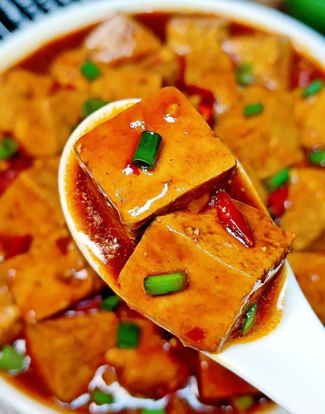 九游娱乐文化：麻婆豆腐：传统与创新并蓄的川菜经典(图2)