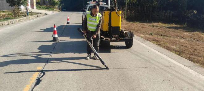 出动车辆115台次、人员546人次利川公路预防性养护进行时!(图1)