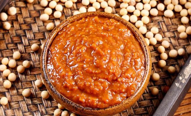 黄豆酱和豆瓣酱傻傻分不清它们有什么差别？很多人一直没搞明白(图1)