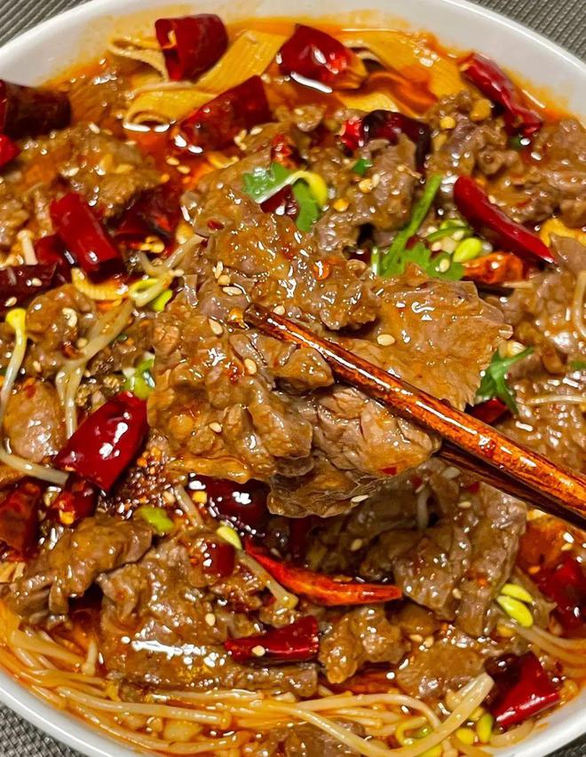 九游娱乐文化:四川经典名菜:水煮牛肉的魅力(图1)