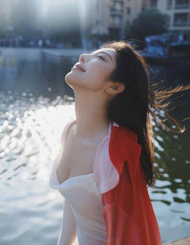 赵奕欢穿瑜伽裤爬山圆润饱满不愧是公认的运动女王(图1)