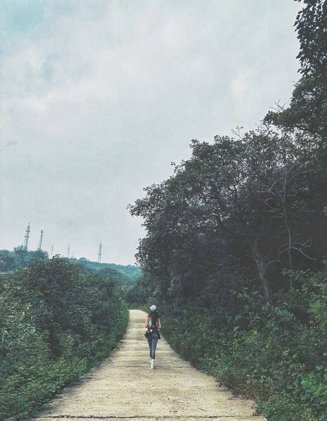 赵奕欢穿瑜伽裤爬山圆润饱满不愧是公认的运动女王(图2)