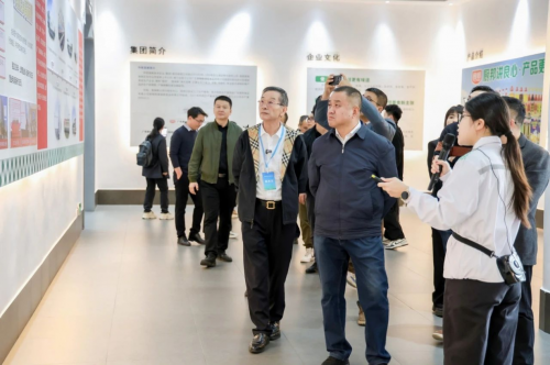 中国调味品协会会长白燕一行参观指导美味鲜(图3)
