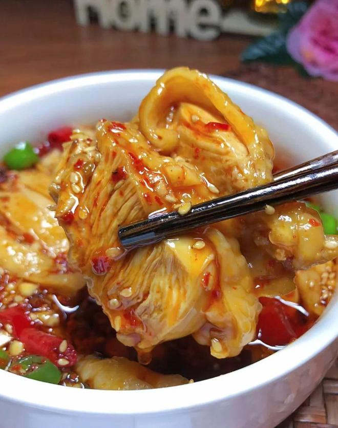 四川口水鸡：传统名菜的美味诱惑(图1)