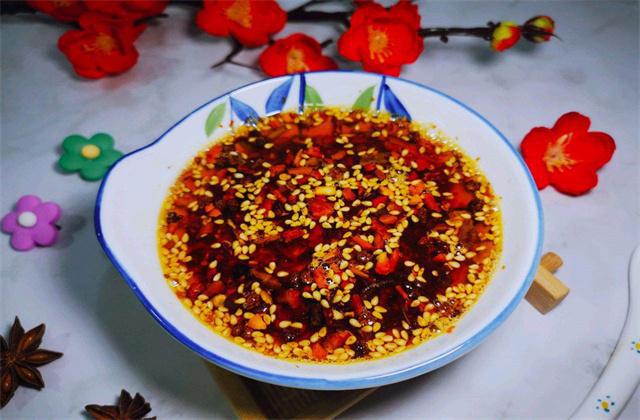 好的川菜红油首先辣椒要好没有复杂的步骤比例用途非常广泛(图1)