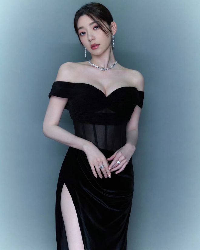 宅男女神郭雪芙抹胸裙写真她可是艳压林志玲的女人哦(图1)