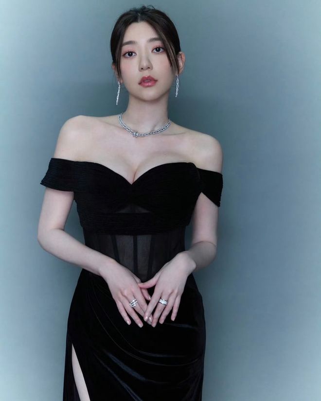 宅男女神郭雪芙抹胸裙写真她可是艳压林志玲的女人哦(图3)