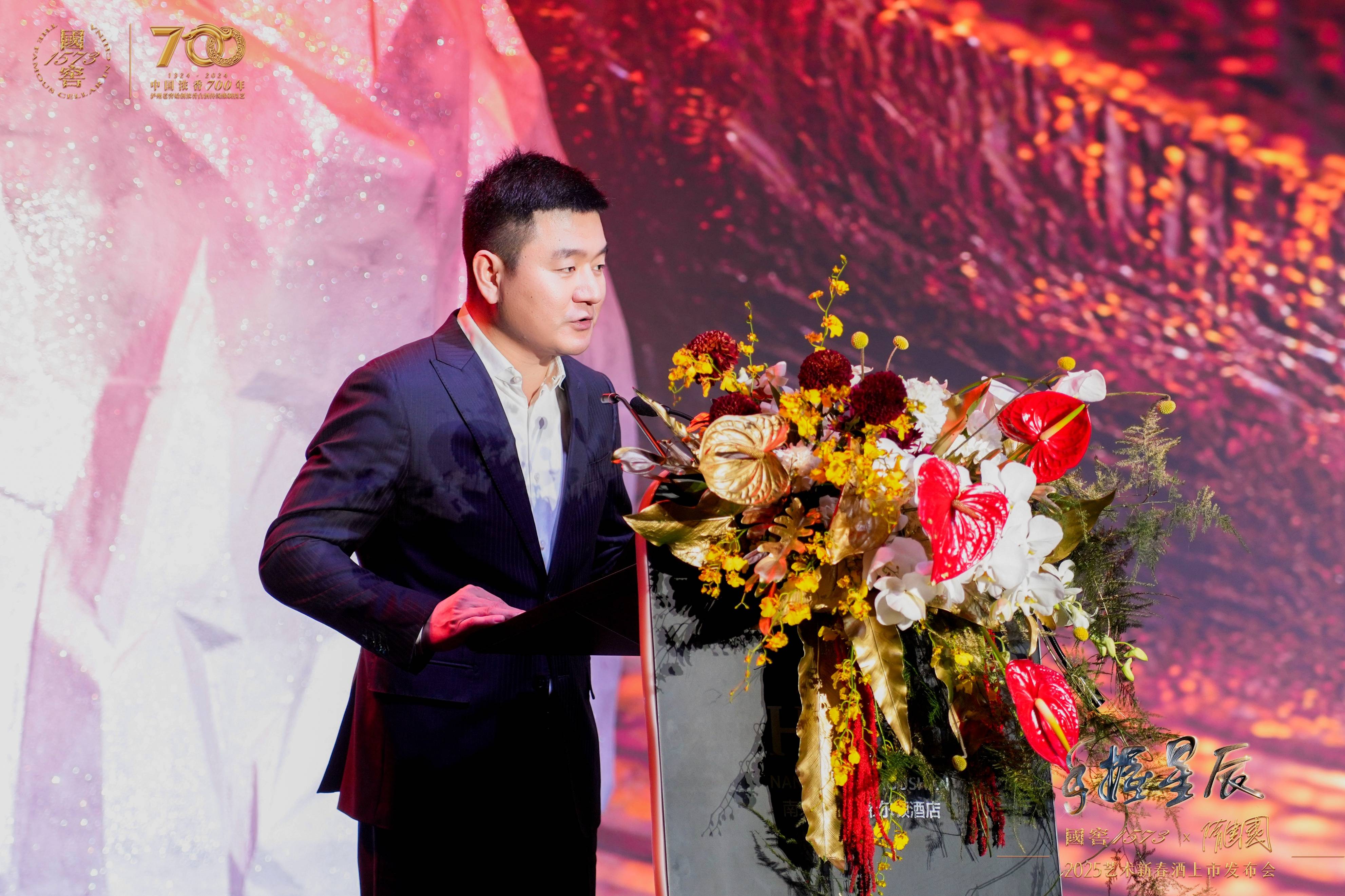 九游娱乐：泸州老窖·国窖1573发布第六款艺术新春酒与雕塑家隋建国共塑“手握星辰”(图3)