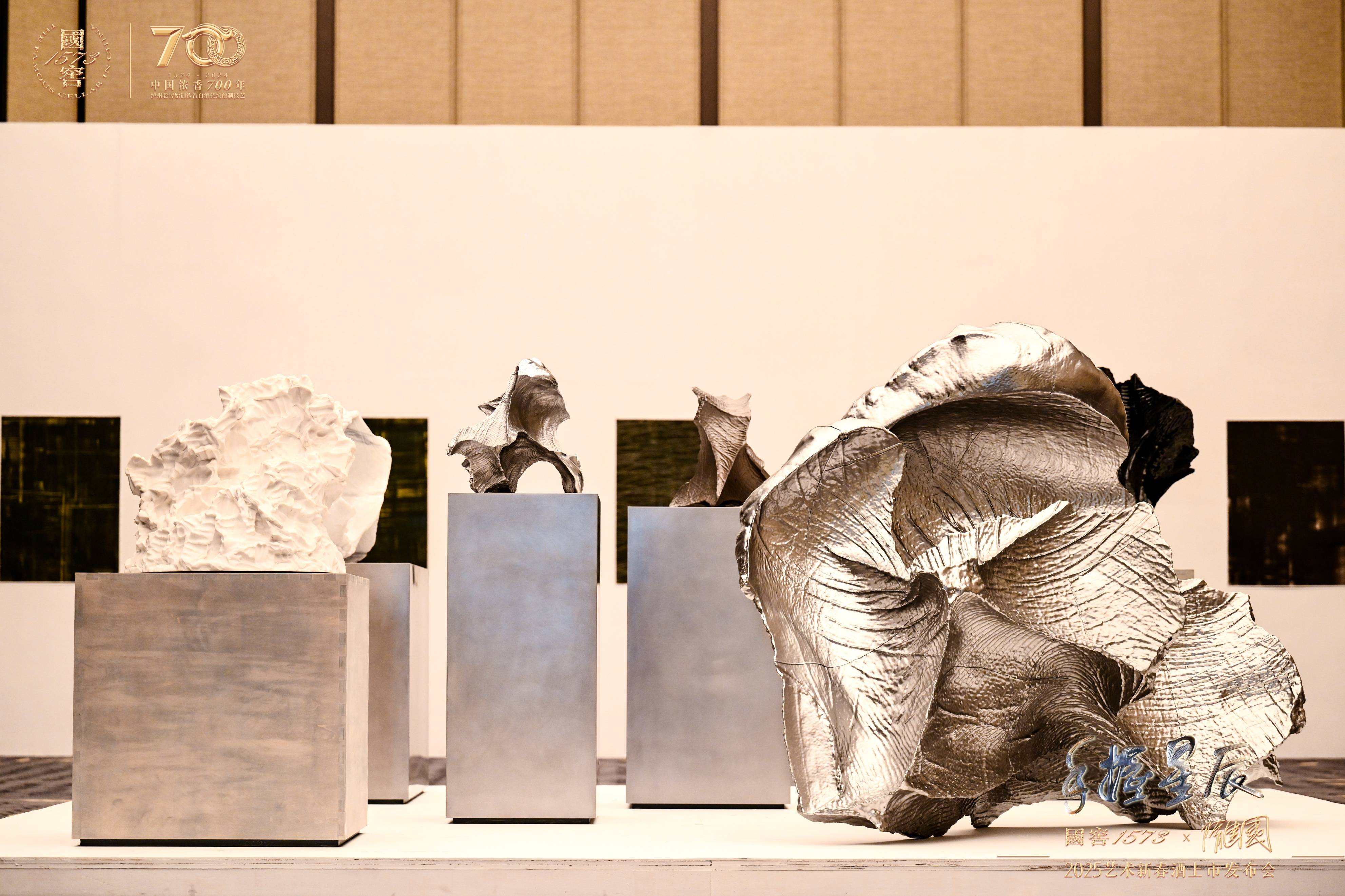 九游娱乐：泸州老窖·国窖1573发布第六款艺术新春酒与雕塑家隋建国共塑“手握星辰”(图4)