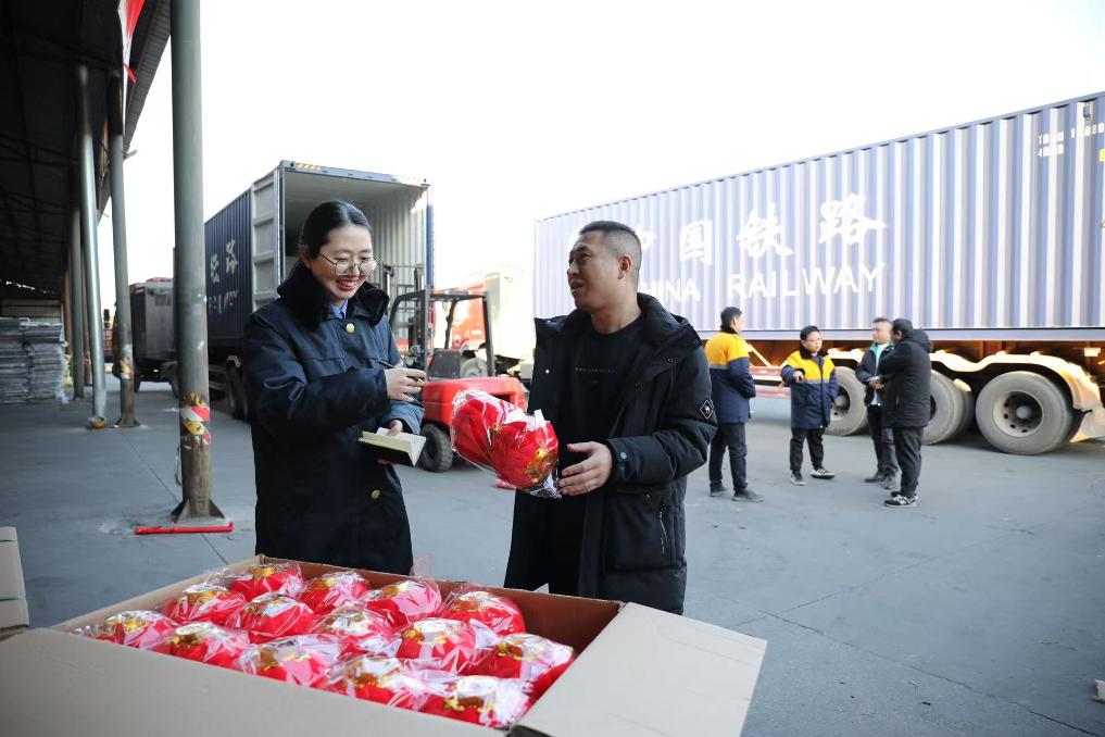 年货“坐”火车湾区“赶大集”(图2)