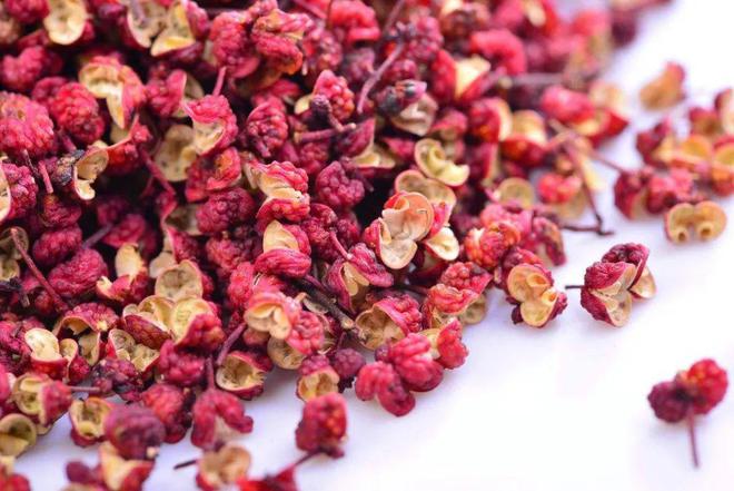 花椒味道极具侵略性、刺激、上瘾被誉为中餐调味料之首(图4)