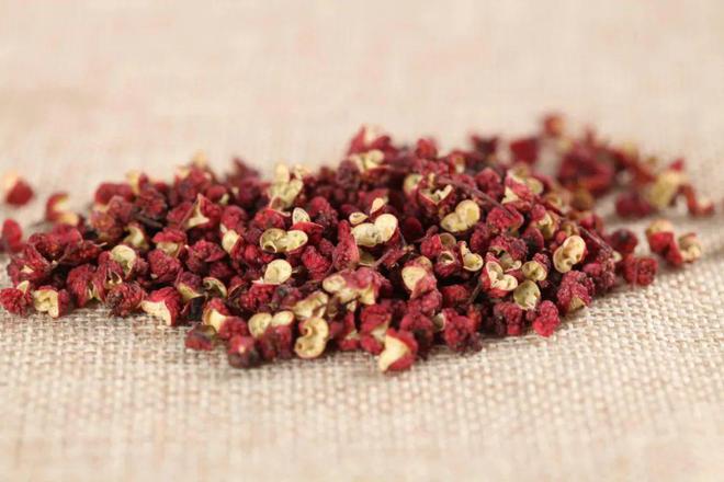 花椒味道极具侵略性、刺激、上瘾被誉为中餐调味料之首(图8)