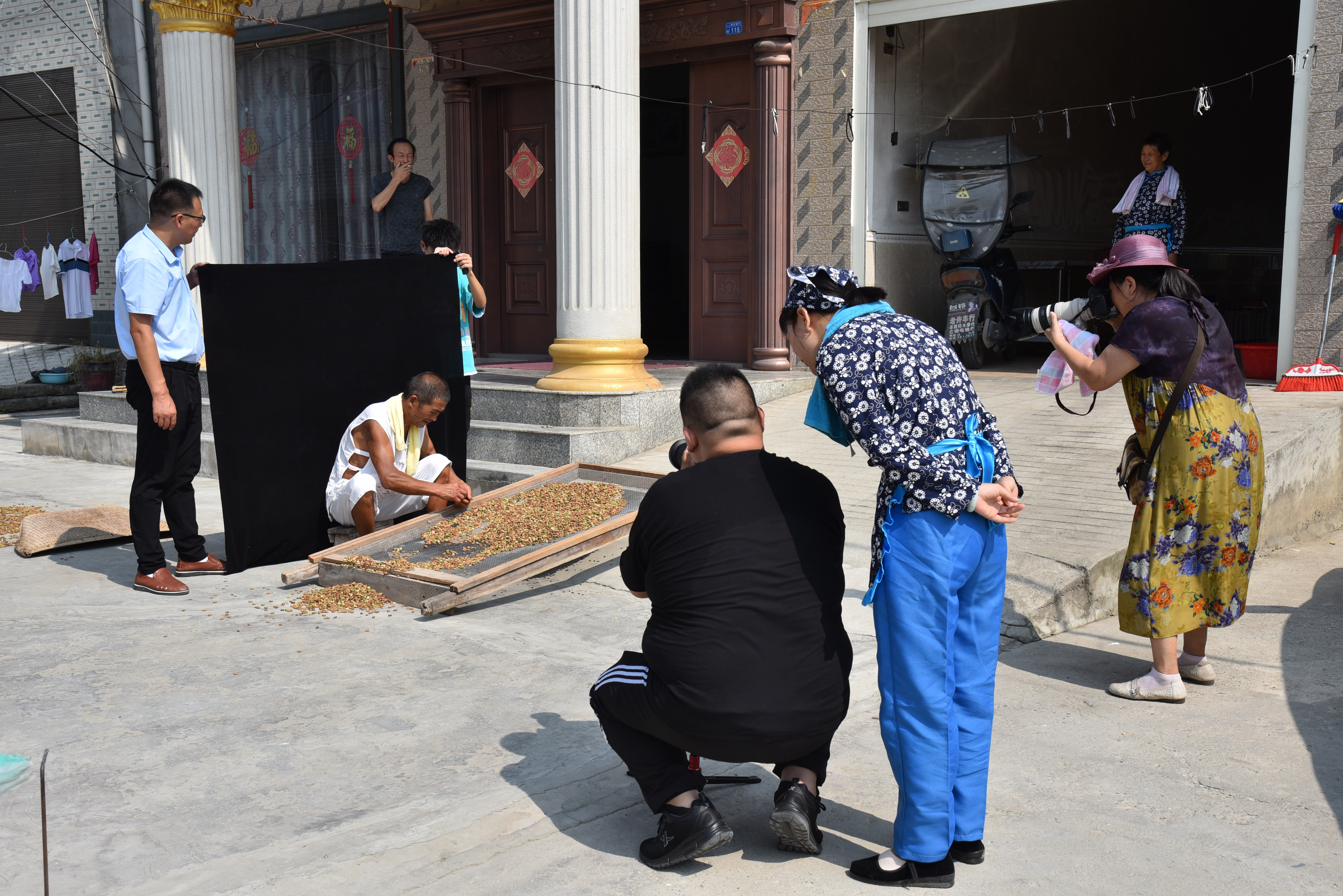 谷城县非遗保护中心赴盛康拍摄《盛康镇豆瓣酱》影片(图2)