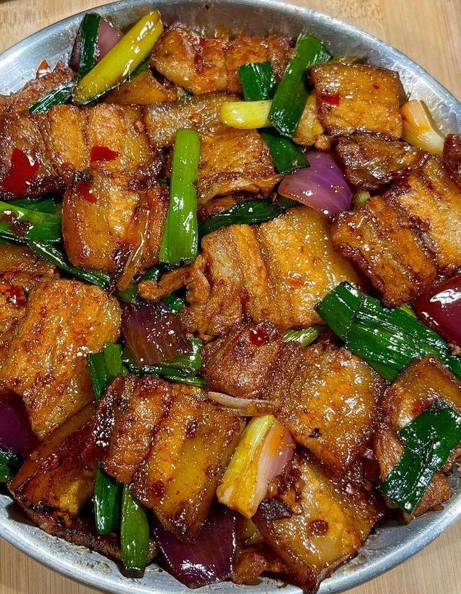 九游娱乐文化：经典川菜回锅肉：每一口都是味觉的盛宴(图1)