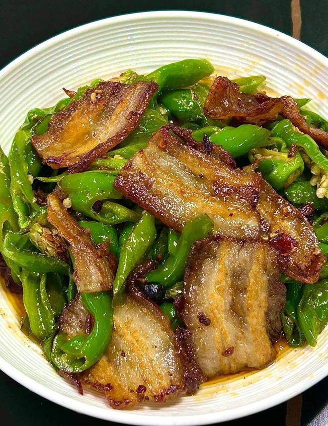 九游娱乐文化：经典川菜回锅肉：每一口都是味觉的盛宴(图2)