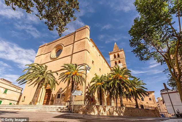 梅根带3岁女儿推新商标却惹怒西班牙小镇“抄袭我们的纹章”(图5)