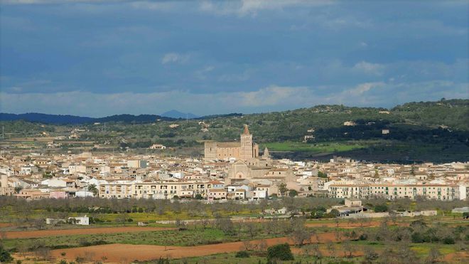 梅根带3岁女儿推新商标却惹怒西班牙小镇“抄袭我们的纹章”(图6)