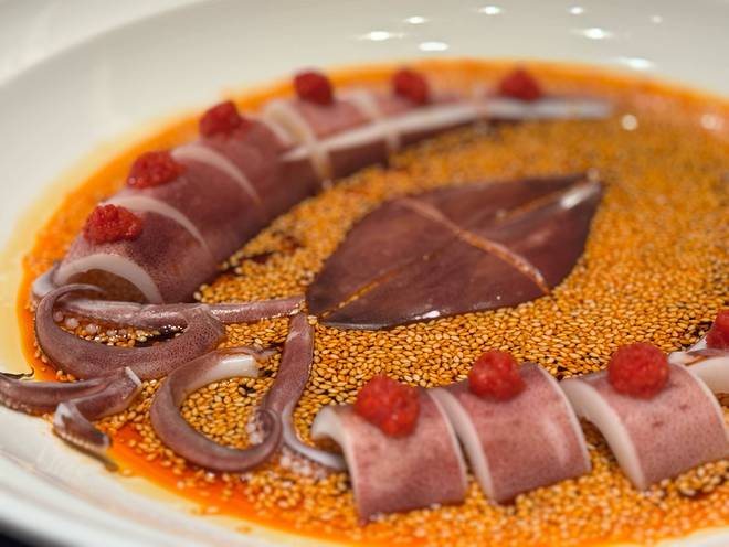 九游娱乐：红油海钓鱿鱼风味探秘！绝妙口感与制作秘籍全解析！(图3)