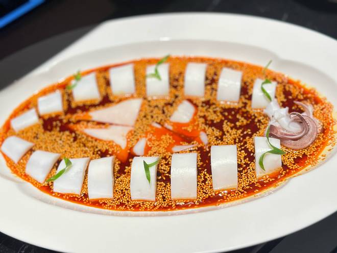 九游娱乐：红油海钓鱿鱼风味探秘！绝妙口感与制作秘籍全解析！(图1)