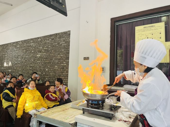 德阳旌阳区总工会：把爱带回家同心护成长(图1)