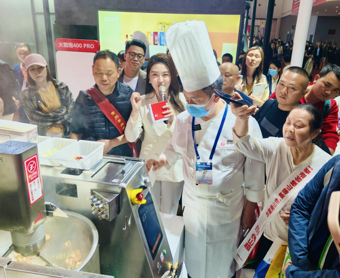 成都糖酒会丨机器人能炒川菜？橡鹿“美膳师”现场炫技(图1)