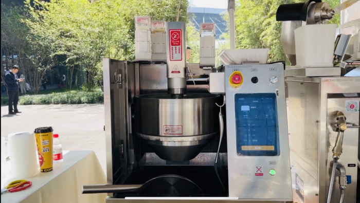 成都糖酒会丨机器人能炒川菜？橡鹿“美膳师”现场炫技(图2)