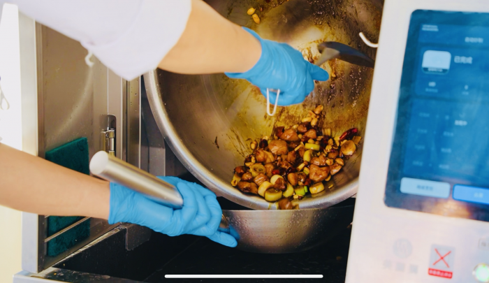 成都糖酒会丨机器人能炒川菜？橡鹿“美膳师”现场炫技(图4)